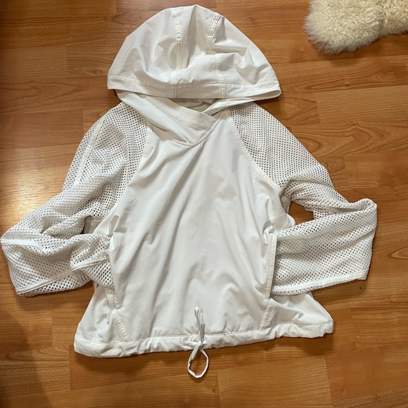 Size 2 White Lululemon Catch a Breeze Cropped Pullover Running Hoodie - Picture 5 of 10